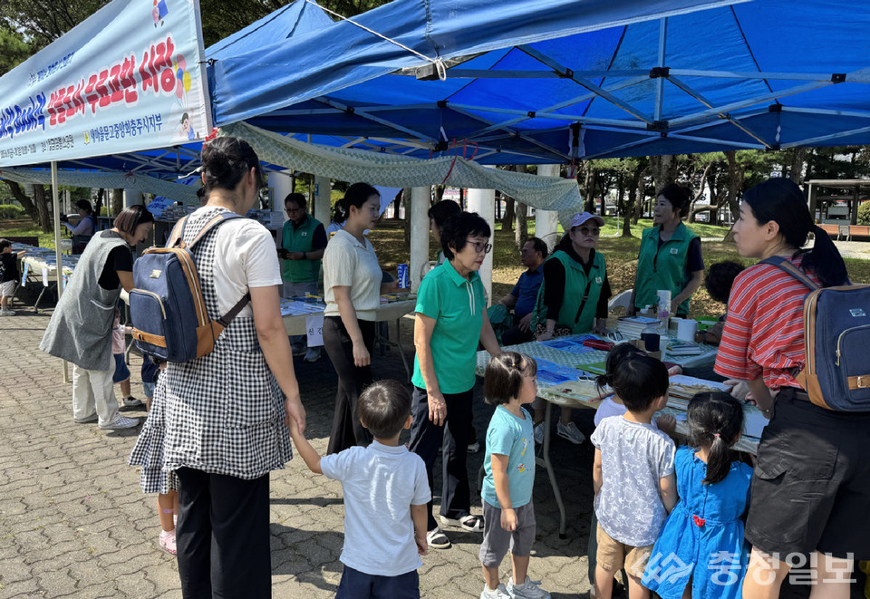 ▲ 새마을문고중앙회 충주시지부 '알뜰도서교환시장'을 찾은 가족 방문객들이 책을 고르고 있다.