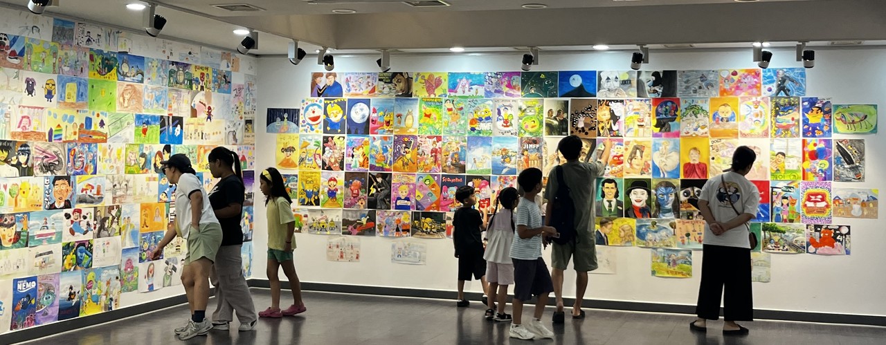 ▲ 지난해 ‘거리페스티벌’ 일환으로 진행된 ‘영화 속 나만의 스타 그리기 대회’ 전시회 모습. 사진=제천시제공