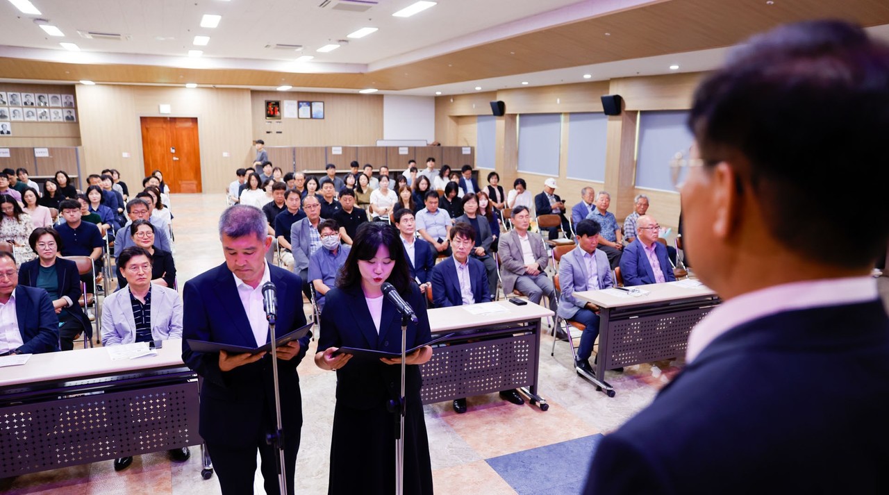 ▲ 1일 단양군이 세대 공존·협력의 조직문화 선언을 하고 있는 모습. 사진=단양군제공