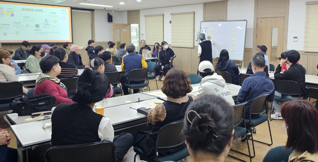 ▲ 단양지역자활센터가 참가자를 대상으로 일자리 역량강화 교육을 진행하고 있다. 사진=단양군제공