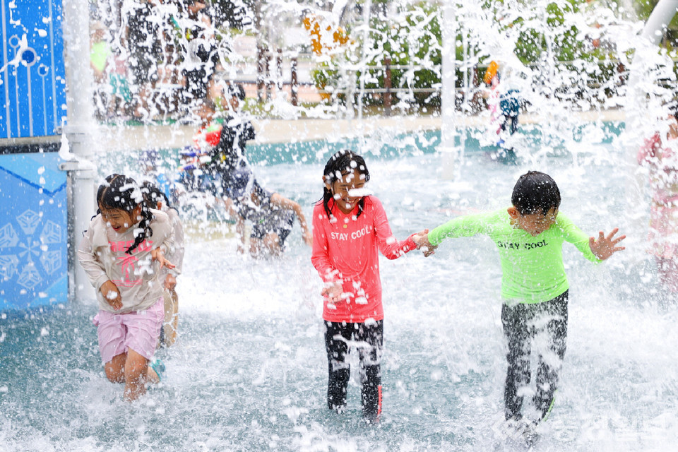 ▲ 충주 탄금공원 물놀이터에서 신나게 물놀이를 즐기는 아이들.