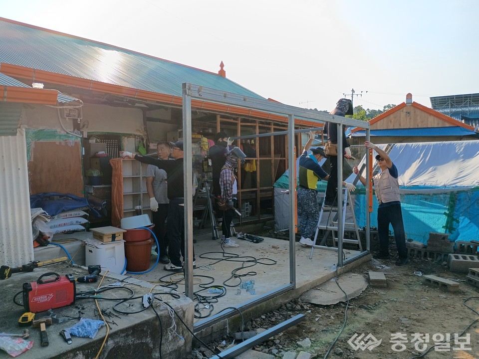 ▲ 한우리봉사단이 심천면의 한 취약가구를 찾아 집수리 봉사활동을 펼쳤다.