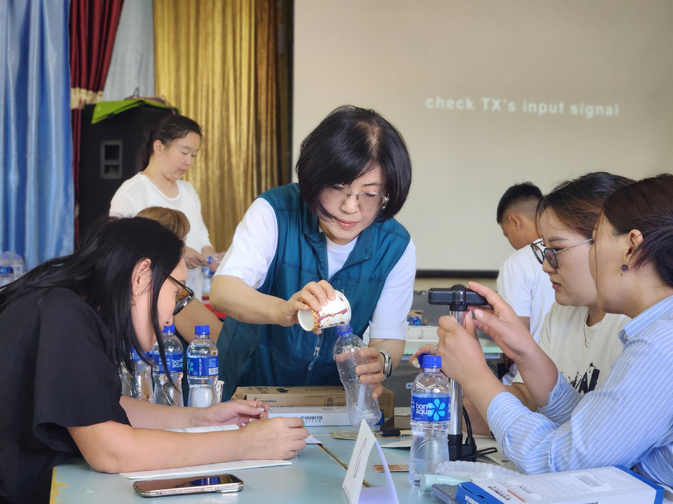 ▲ 몽골 연수회를 총괄한 황인옥 교사(가운데).