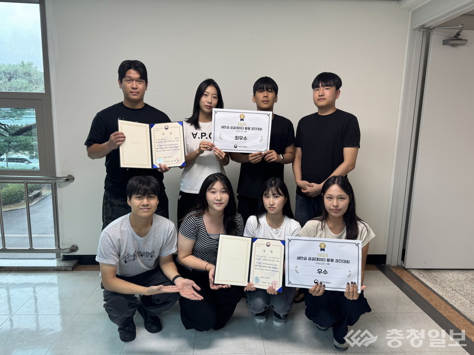 ▲ 새만금개발청 주관 ‘2025년 새만금 공공데이터 활용 경진대회'에서 최우수상과 우수상을 수상한 국립한밭대학교 건설환경공학과 학생들