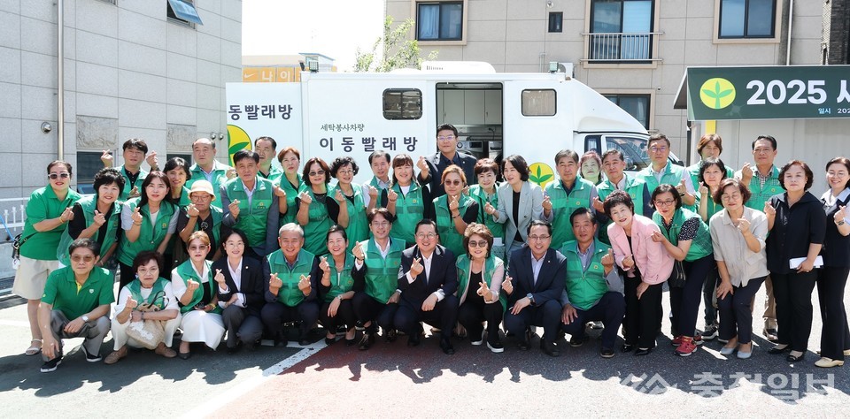 ▲ 새마을이동빨래방 차량 개장식 주요 참석자들