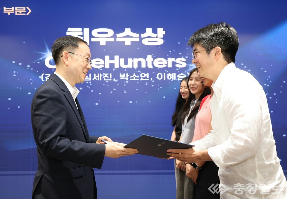 ▲ 이명구 관세청장(왼쪽)이 2일(화) 오후 서울세관에서 '2025년 관세청 공공 데이터 활용 경진대회' 시상식을 개최하고 시상을 하고 있다