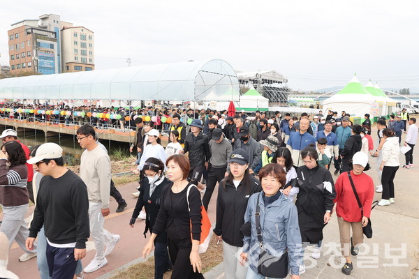 ▲ 46회 생거진천문화축제가 오는 25∼28일 충북 진천군 진천읍 백곡천 둔치 일원에서 열린다. 사진은 지난해 군민 걷기한마당 모습