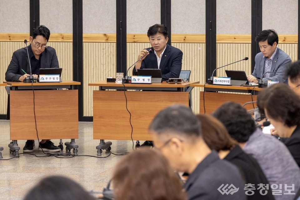 ▲ 사진 정면 가운데 최충규 대덕구청장이 3일 구청 대회의실에서 열린 확대간부회의에서 발언하고 있다