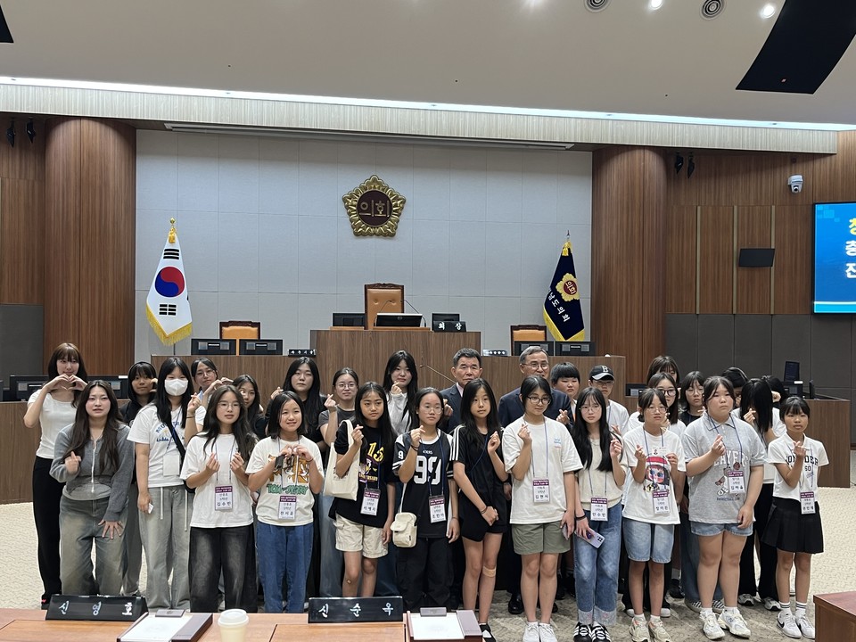▲ 초‧중‧고 학생회 임원 27명이 2일 충남도의회를 방문해 체험활동을 실시하고 있다.