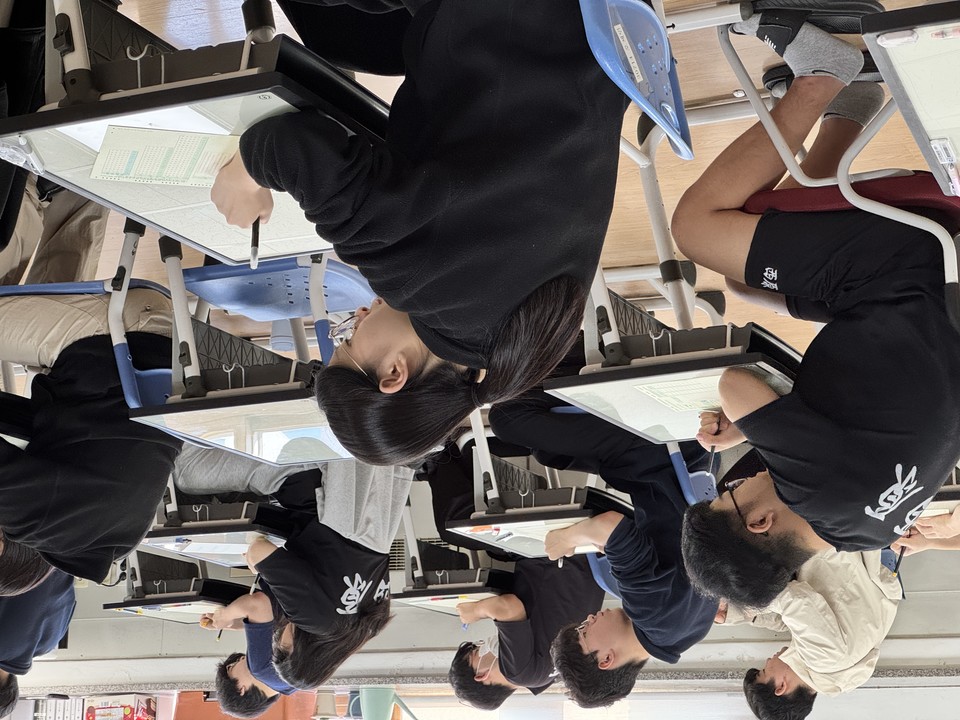 ▲ 2026학년도 대학수학능력시험 9월 모의평가 시험일인 3일 오전 충북 청주 서원고등학교 학생들이 시험을 보고 있다.충북에서는 71개 고등학교와 9개 지정학원에서 재학생 1만1380명, 졸업생과 검정고시 출신자 1575명 등 1만2955명이 응시했다.