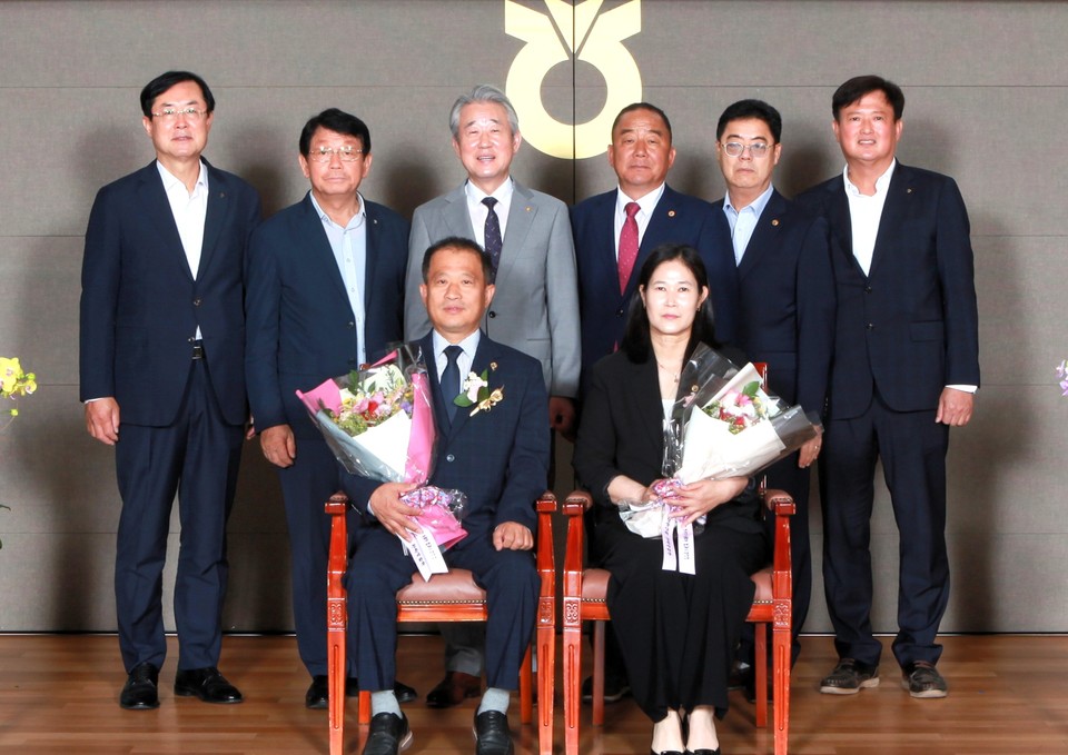 ▲ 최갑석·고혜경 부부가 새농민상 수상 후 강호동 농협중앙회장, 이용선 충북농협 본부장, 구희선 보은옥천영동축협 조합장 등과 함께 기념촬영을 하고 있다.