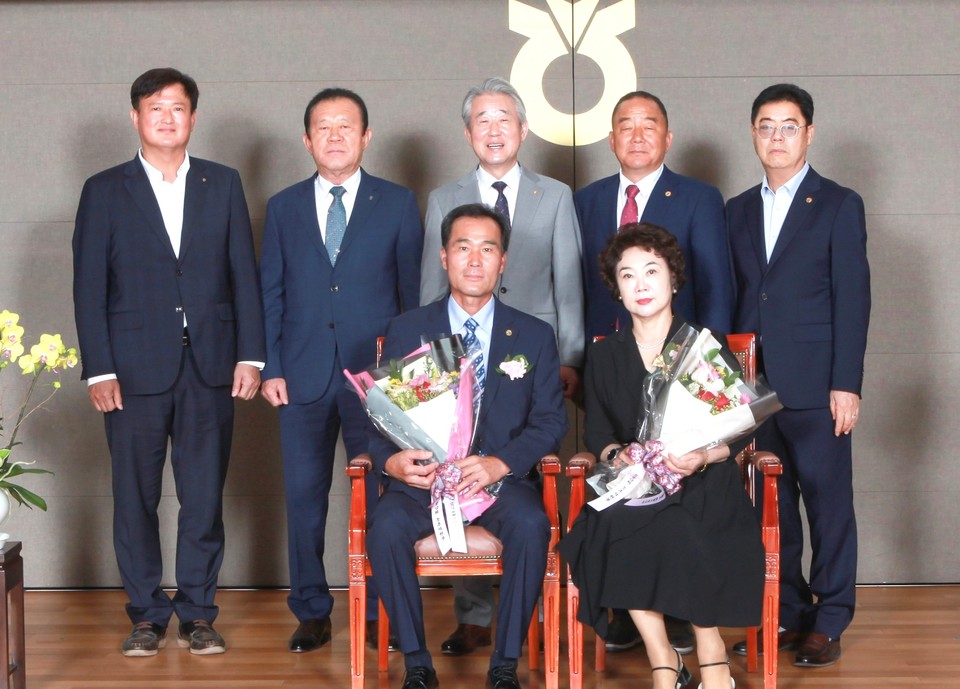 ▲ 장태순·김남욱 부부가 새농민상 수상 후 강호동 회장, 이용선 본부장, 박광순 오송농협 조합장 등과 함께 기념촬영을 하고 있다.