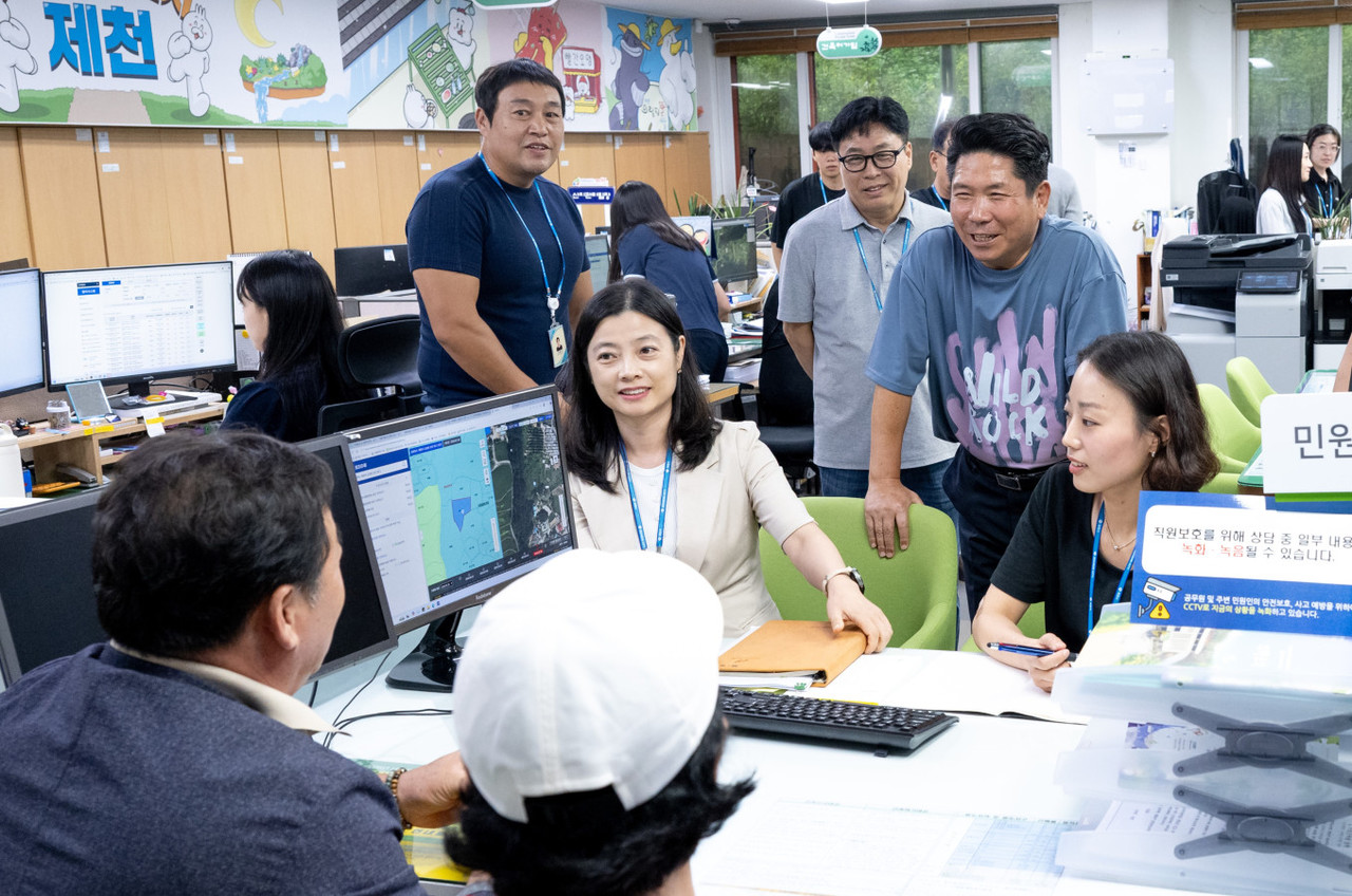 ▲ 3일 김창규 제천시장(오른쪽 두 번째)이 신속허가과를 방문한 민원인과 이야기를 나누고 있다. 사진=제천시제공