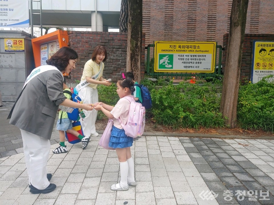 ▲ 아이먼저 캠페인, 홍보물 배부 모습