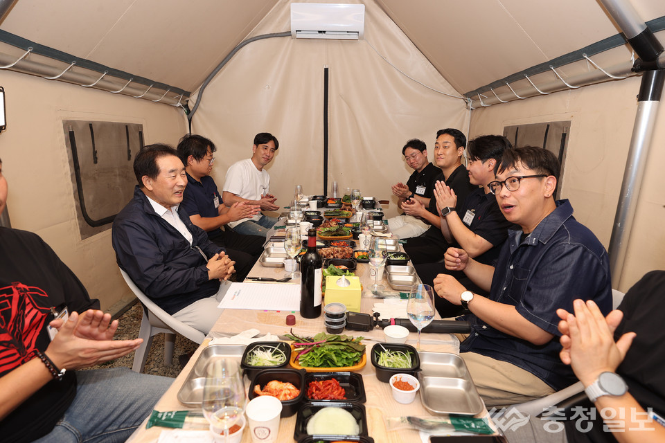 ▲ 송기섭 군수가 지난 3일 충북 진천군 덕산읍의 한 캠핑장에서 청년들과 ‘별일없는 별밤토크’를 진행하고 있다.