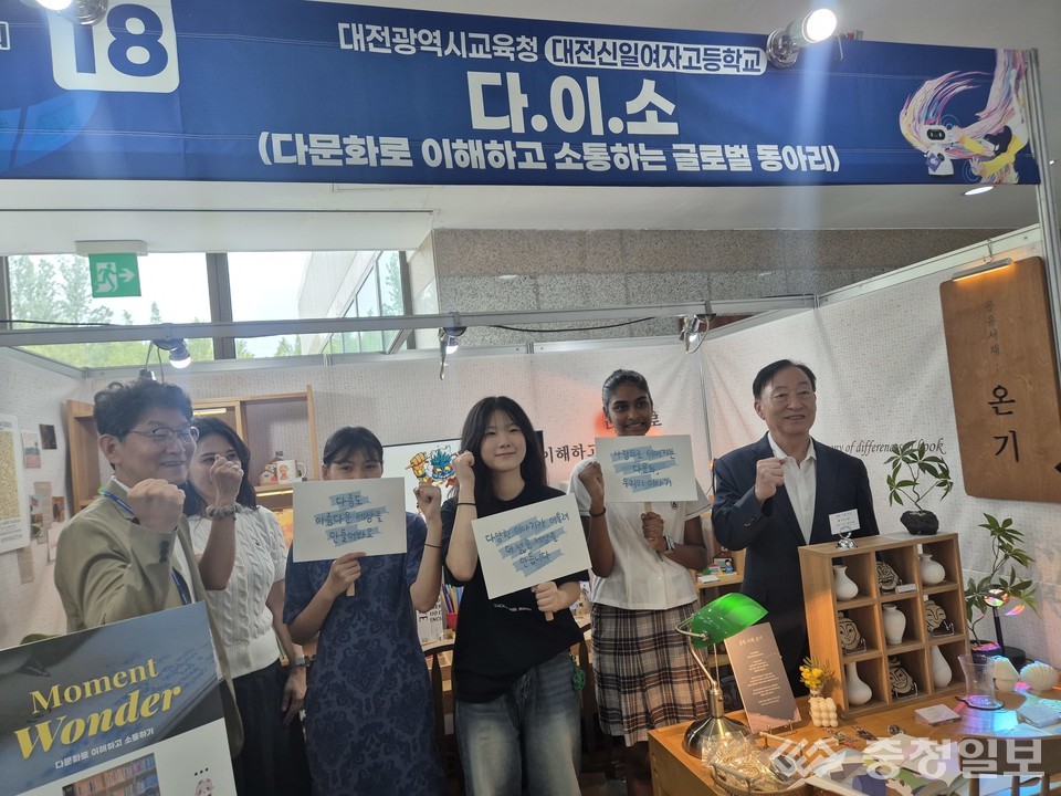 ▲ 사진 맨 우측 설동호 대전시교육감이 전국상업경진대회 현장을 방문해 대전 대표 학생들을 격려하고 있다