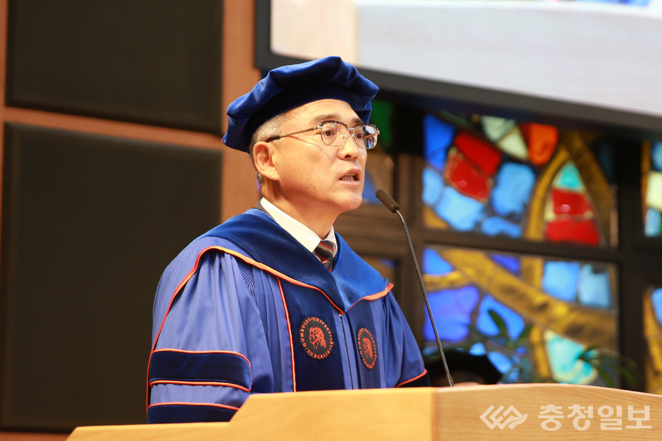 ▲ 2025학년도 2학기 외국인 유학생 입학식에서 이희학 총장이 환영사를 하고 있다.