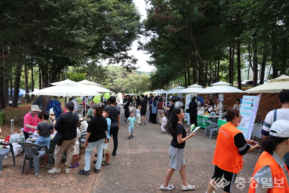 ▲ ‘2025 함께 두 걸음  소통마켓’ 행사 모습
