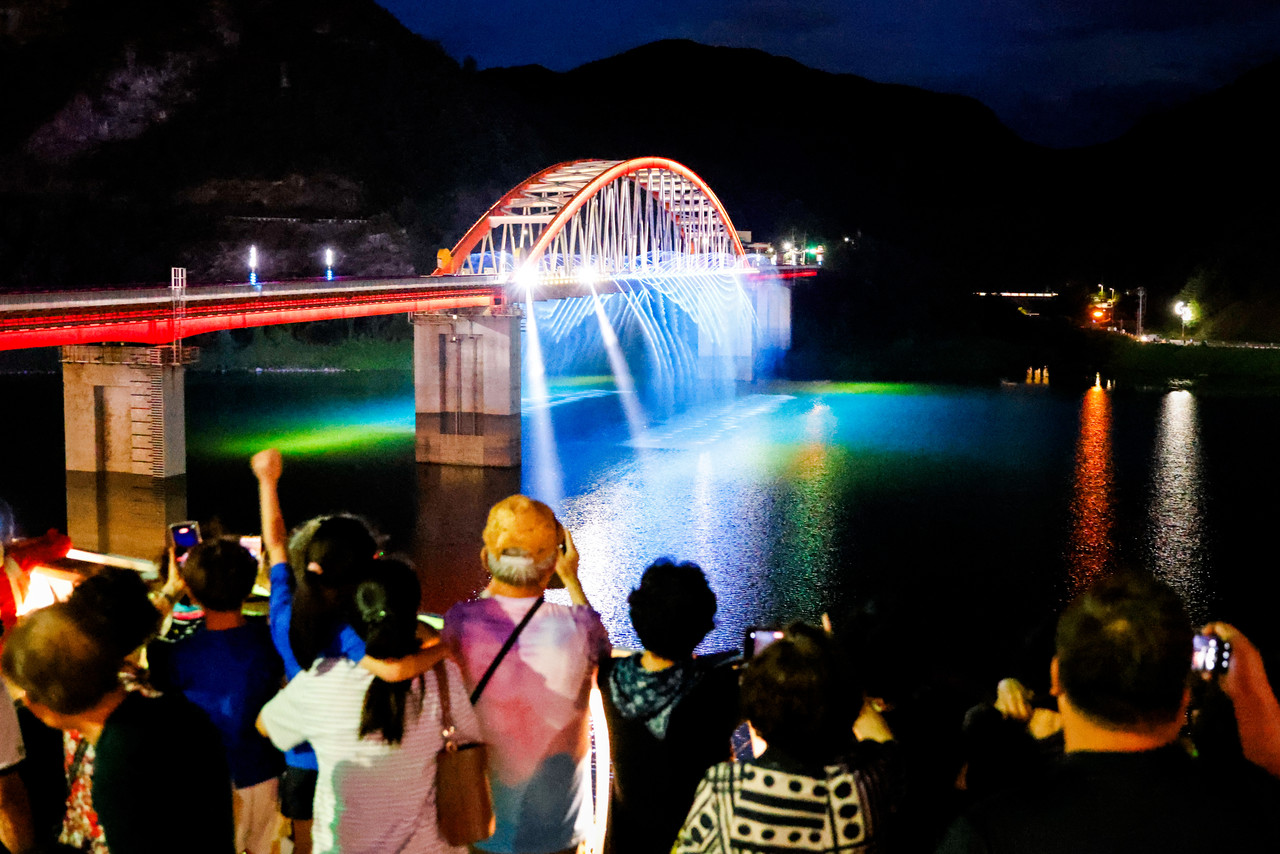 ▲ 5일 준공된 단양 고수대교 경관분수. 사진=단양군제공