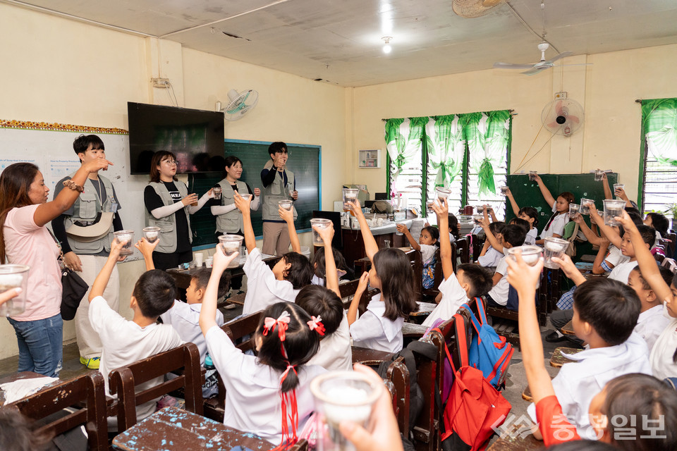 ▲ 한국수자원공사 해외봉사단이 지난 8월 31일부터 약 일주일간 필리핀 현지 학생들에게 위생 및 안전교육, 정수처리 과정 체험, 문화교류 등의 봉사활동을 진행했다