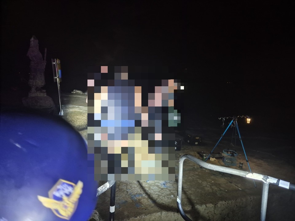 ▲ 지난 6일 태안해경이 민어도 갯바위 고립자를 구조하고 있다