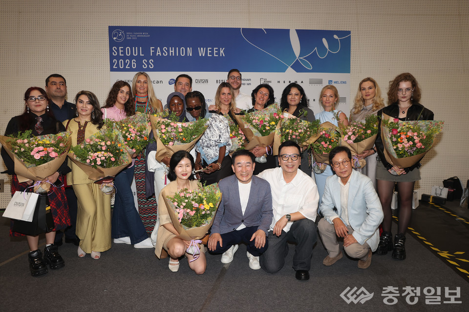 ▲ 송기섭 진천군수가 지난 6일 서울 동대문 디자인플라자에서 열린 2026 SS 서울패션위크에서 모델들과 기념촬영하고 있다.