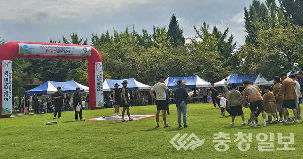 ▲ 충북 진천군 자동차 전문정비사업조합 회원과 가족들이 7일 진천읍 역사테마공원에서 체육대회를 진행하고 있다.