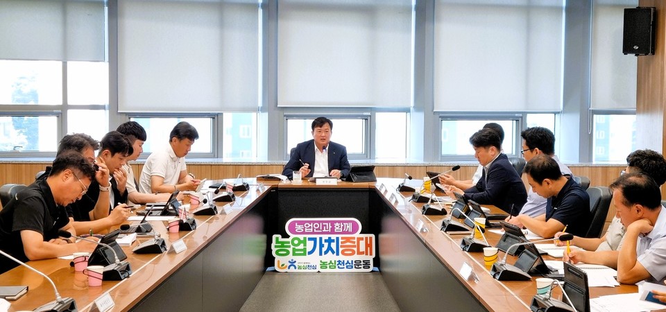 ▲ 이용선 충북농협 총괄본부장(가운데)이 본부 임원들과 농심천심 운동 추진 전략회의를 하고 있다.