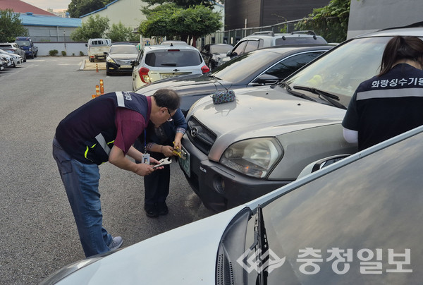 ▲ 충북 진천군의 체납 차량 번호판 영치하는 모습.