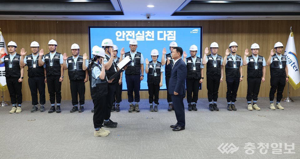 ▲ 8일, 대전 본사에서 열린 안전기동반원 임명식에서 윤석대 한국수자원공사 사장(사진 가운데 오른쪽)과 반원 대표와 안전실천 다짐을 하고 있다