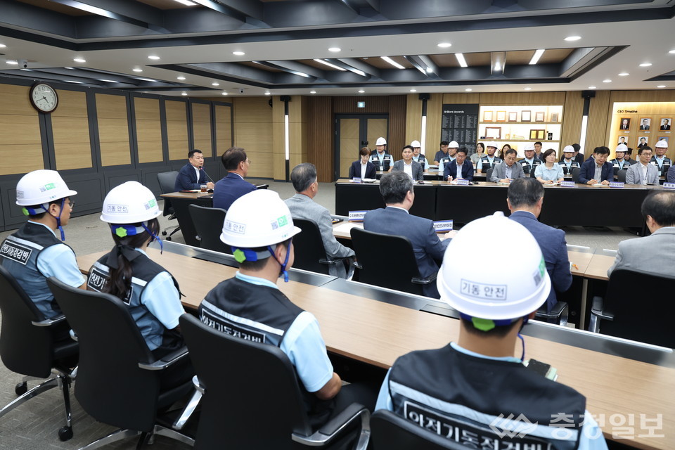 ▲ 대전 본사에서 열린 안전기동반원 임명식에서 안전기동반 운영방안에 대해 논의하고 있다.(사진 왼쪽 윤석대 사장)