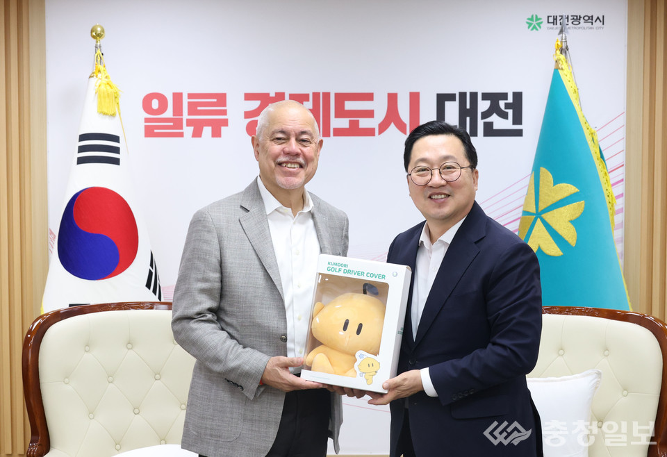 ▲ 글로벌 바이오헬스케어 전문지 '바이오센추리' 데이비드 플로스 대표(사진 좌측) 대전시 방문