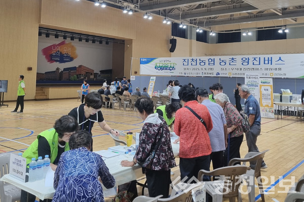 ▲ 충북 진천군과 진천농협이 9일 우석대 진천캠퍼스 파랑새홀에서 주민들에게 보건‧의료 서비스를 제공하고 있다.