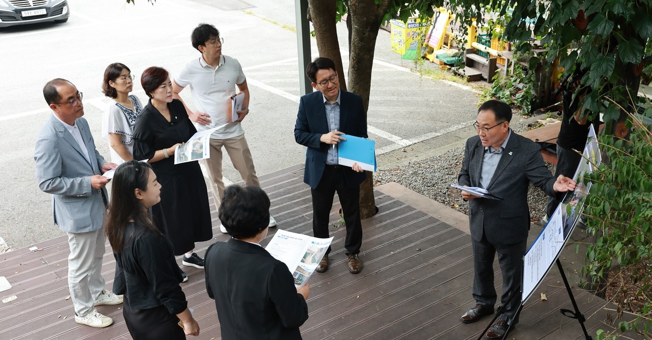 ▲ 제천시의회 자치행정위원회가 ‘옥순봉·구담봉 관광편의시설 조성사업’ 현장을 방문해 시 관계자로부터 공사 진행 상황을 설명 받고 있다. 사진=제천시의회제공