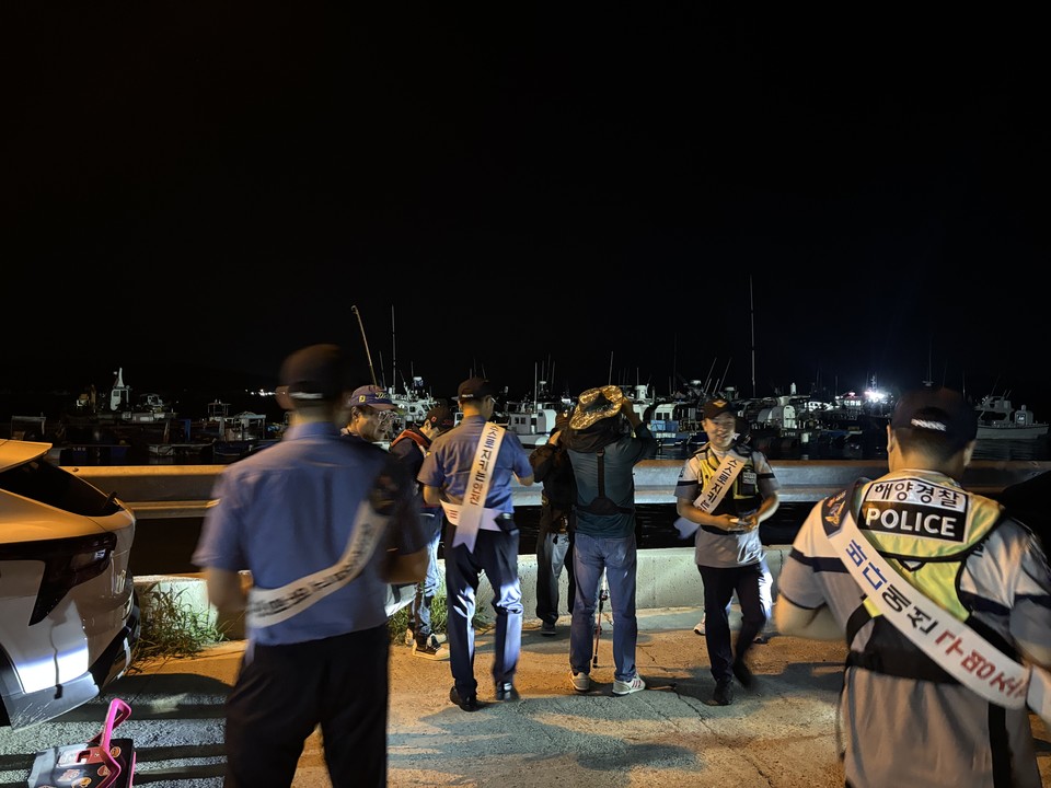 ▲ 영목항 낚시어선 출항 전 안전교육 등 안전문화 캠페인을 진행중인 태안해양경찰의 모습