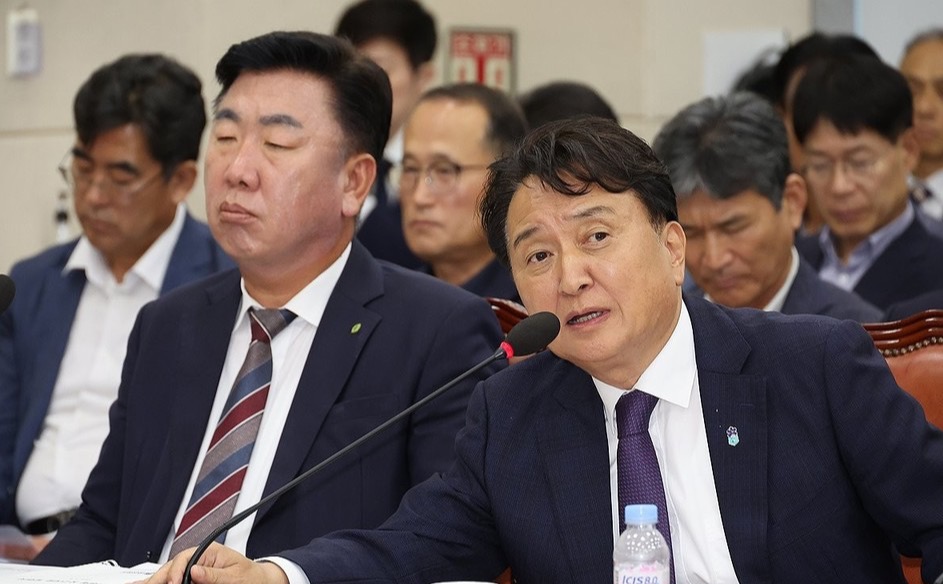 ▲ 10일 서울 여의도 국회 행정안전위원회 전체회의에서 열린 청주 오송지하차도 참사의 진상규명과 재발 방지대책 마련을 위한 국정조사에서 김영환 충북지사가 의원질의에 답하고 있다. /사진:연합뉴스