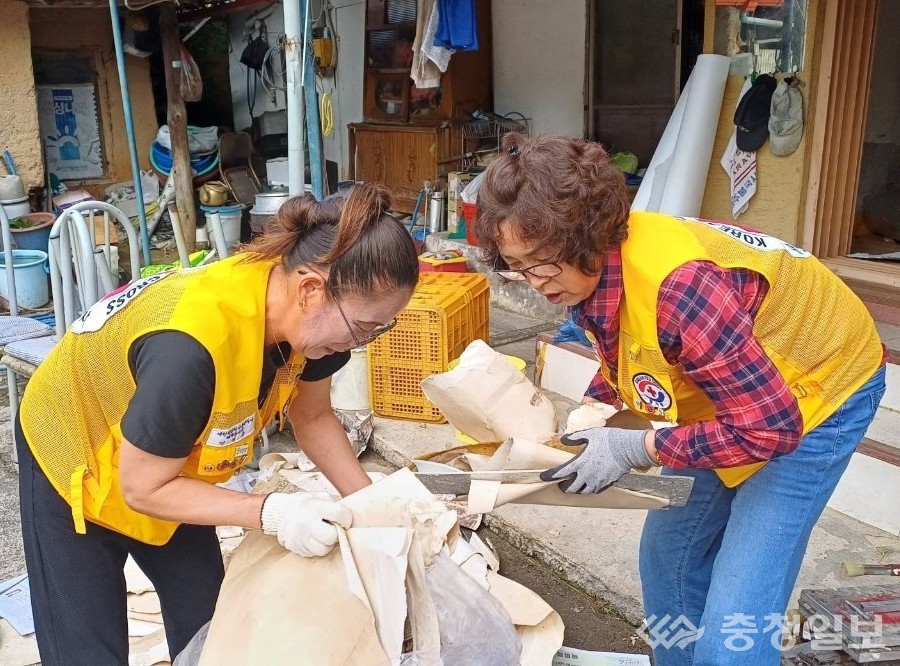 ▲ 매곡면 적십자회 회원들이 지역의 한 취약가정을 찾아 집수리 봉사활동을 하고 있다.