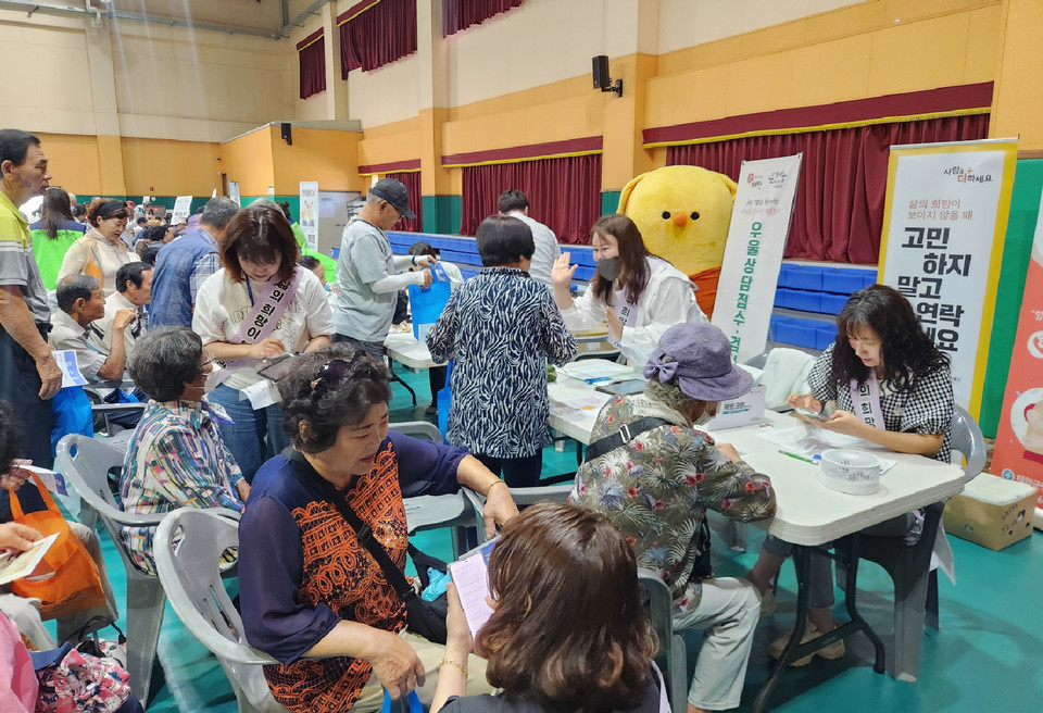 ▲ 10일 안면읍 실내체육관에서 진행된 자살예방 캠페인 모습