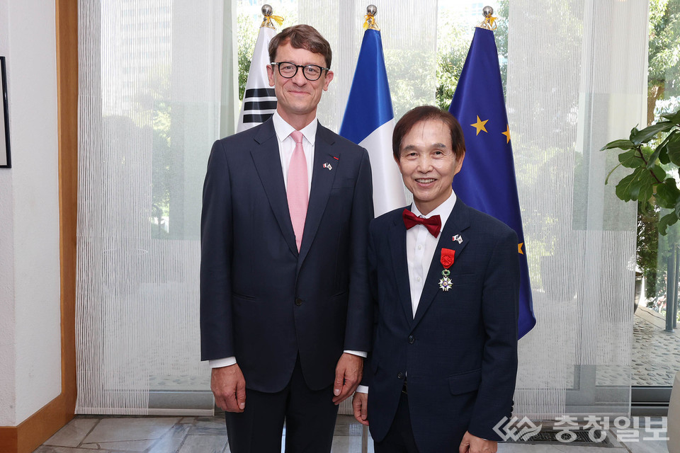 ▲ 왼쪽부터 프랑스 대사 필립 베르투, 이광형 KAIST 총장