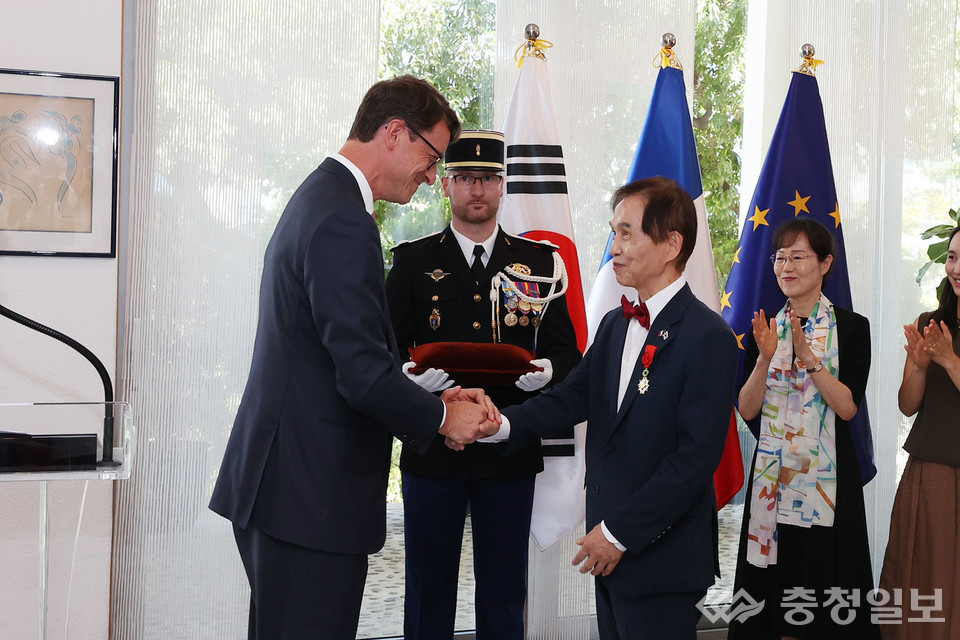 ▲ 프랑스 대사로부터 훈장을 수훈받는 이광형 총장