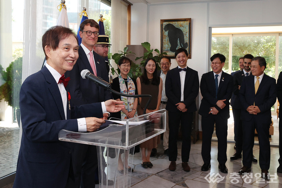 ▲ 프랑스 훈장을 수훈받은 후 소감을 발표하는이광형 총장