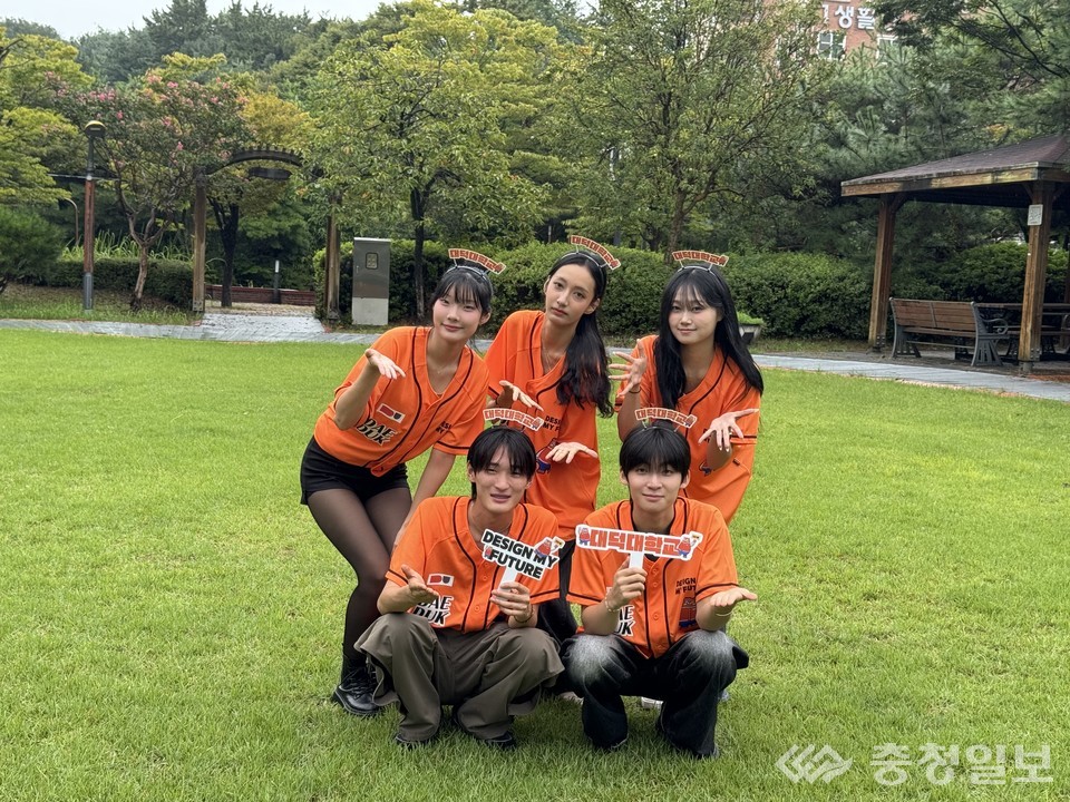 ▲ K-모델과 학생들