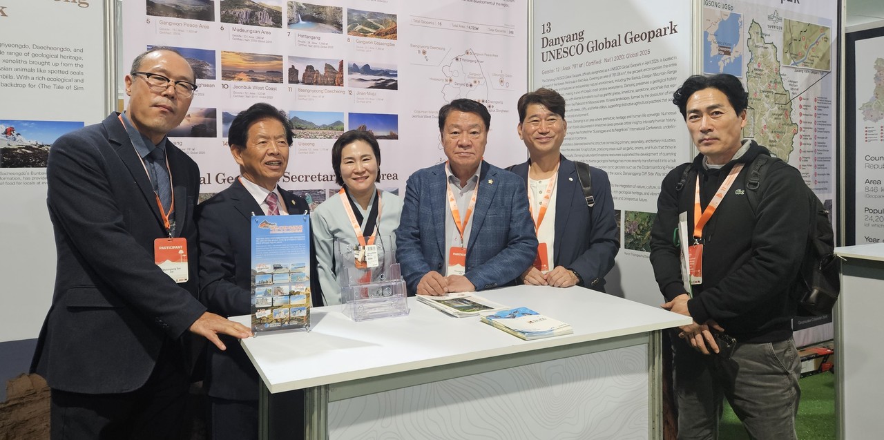 ▲ 칠레 세계지질공원총회에 참석한 김경희 부군수(왼쪽 세 번째)와 장영갑, 조성룡 군의원 등 단양대표단이 홍보부스를 운영하며 단양의 우수한 지질학적 가치와 지정 성과를 전 세계에 알리고 있다. 사진=단양군제공