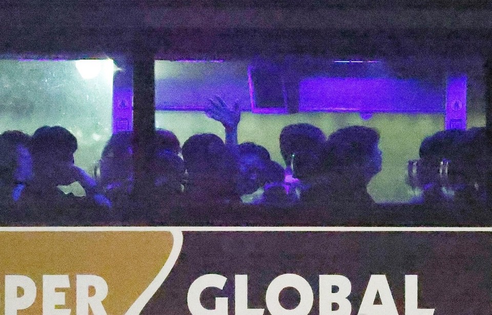 ▲ 이민단속으로 체포됐던 현대차-LG엔솔 배터리공장 건설 현장 직원들이 애틀랜타 공항으로 향하기 위해 11일(현지시간) 미국 조지아주 포크스턴의 이민세관단속국(ICE) 구금시설을 나서며 버스에 탑승하고 있다. /연합뉴스