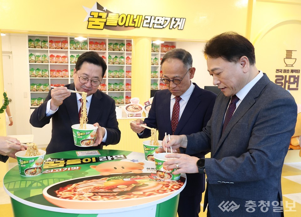 ▲ 좌측 첫 번째 이장우 대전시장이 꿈돌이네 라면가게에서 컵라면을 시식하고 있다