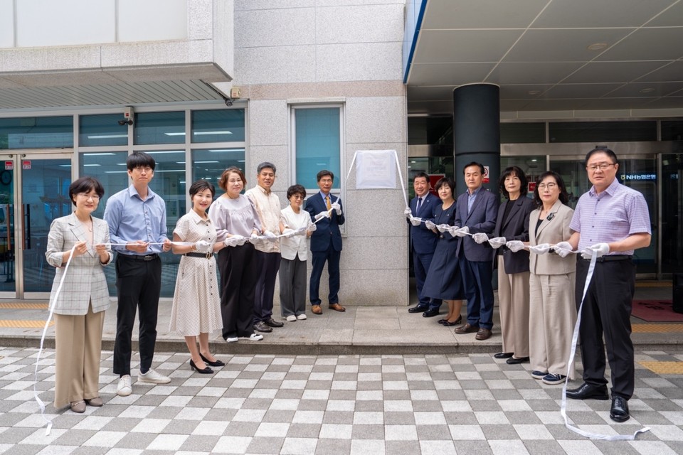 ▲ 충북 증평군은 지난 12일 가톨릭꽃동네대학교 생활연구소 현판식 개최했다.