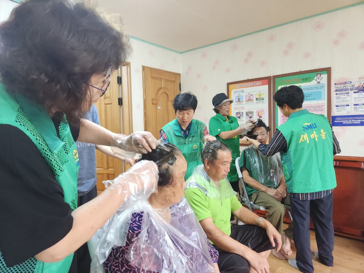 ▲ 단양군 가곡면새마을부녀회가 마을 어르신들에게 염색을 해주고 있다. 사진=단양군제공