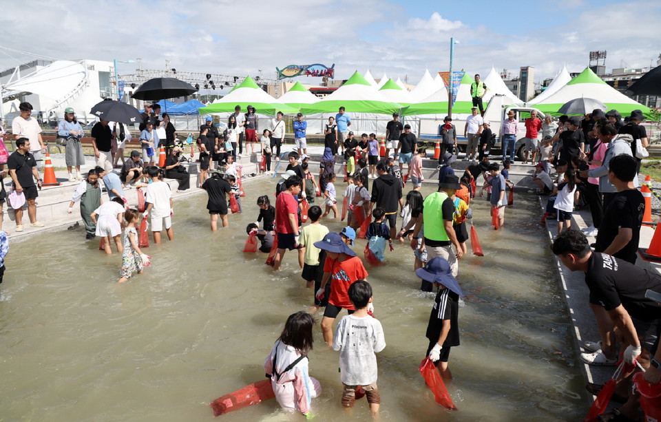 ▲ 지난해 개최된 23회 안면도 백사장 대하축제 모습