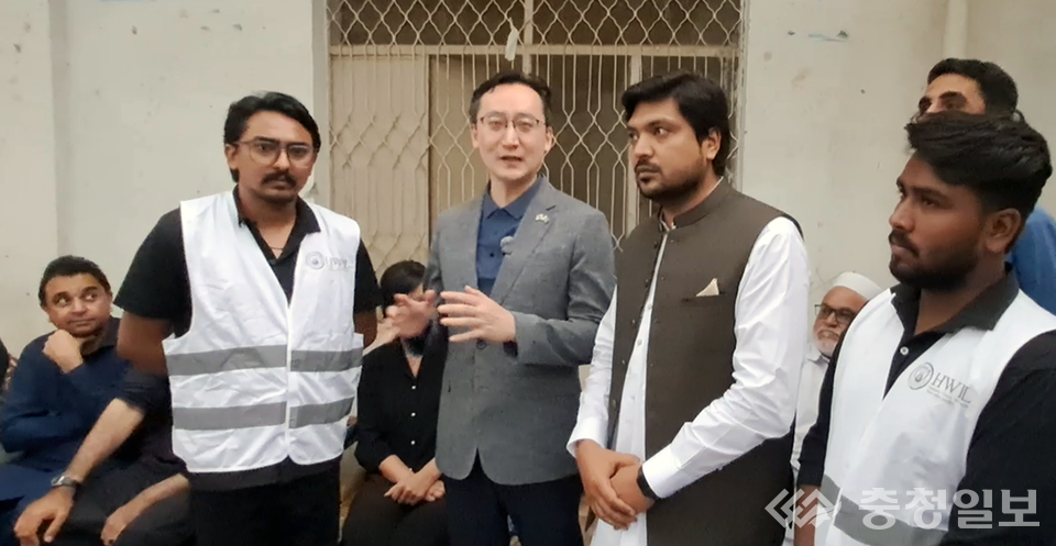 ▲ ﻿HWPL 파키스탄 지부장이 대규모 홍수로 피해를 입은 주민들을 위로하고 있다