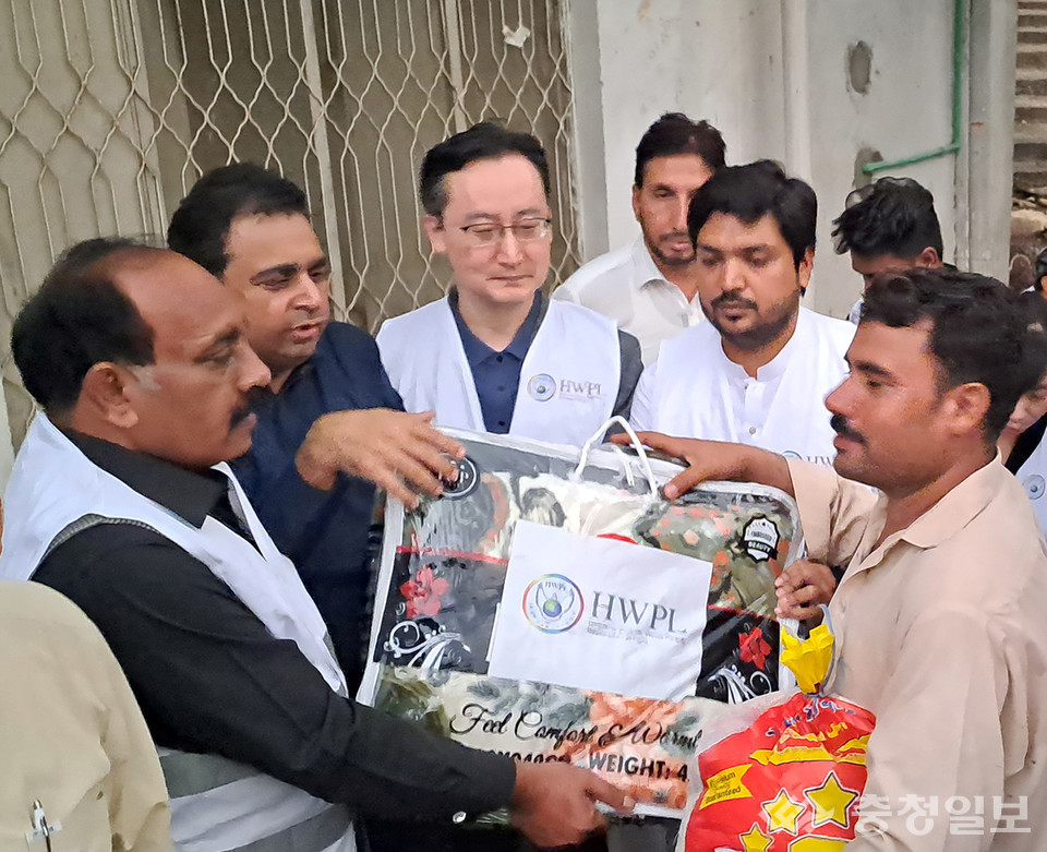 ▲ ​﻿하늘문화세계평화광복(HWPL)과 파키스탄기독교협의회(CCP)가 구호품을 전달하고 있다. 사진=HWPL 제공​